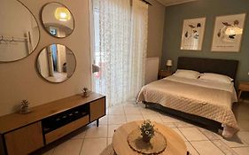 Central Studio Very Close To The Port Of Volos